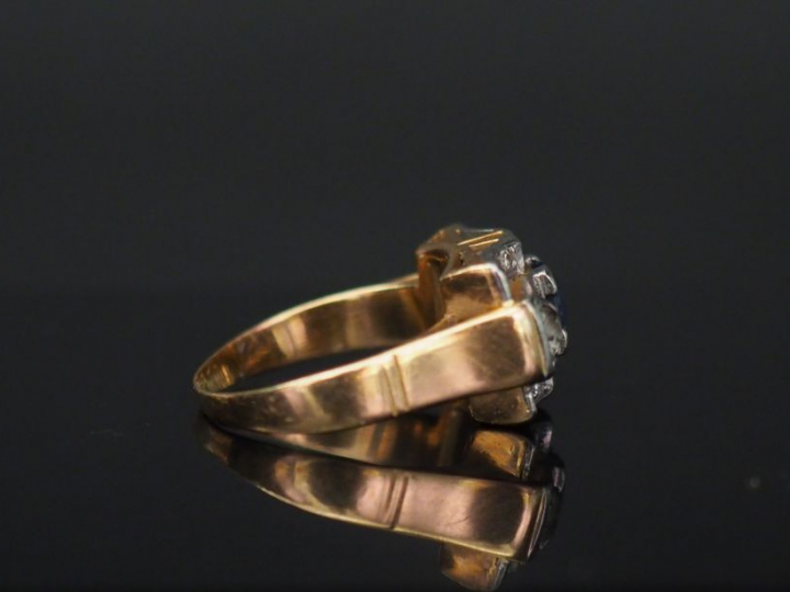 Bague de style Art Déco en or jaune, pierre bleue, entourée de brillan