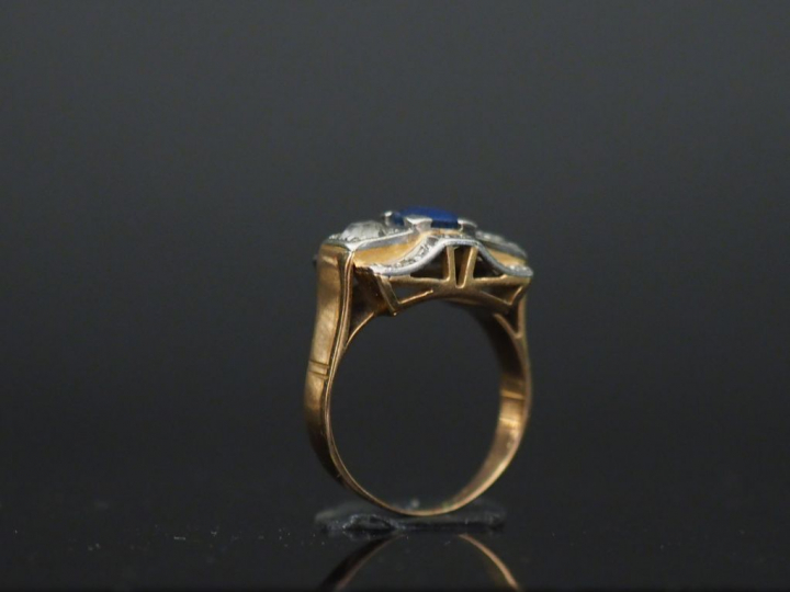 Bague de style Art Déco en or jaune, pierre bleue, entourée de brillan