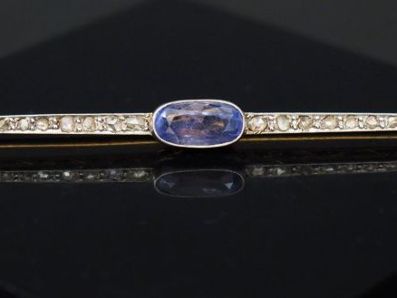 Broche saphir, entouré de roses.  Poids tel. 5,66 g