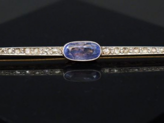 Vente aux enchères Broche saphir, entouré de roses.  Poids tel. 5,66 g