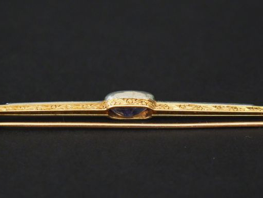 Broche saphir, entouré de roses.  Poids tel. 5,66 g