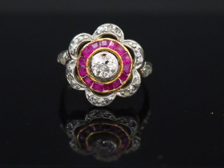 Bague marguerite en or jaune, diamant entouré de rubis calibrés et de 