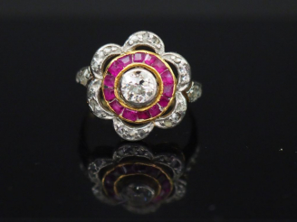 Vente aux enchères Bague marguerite en or jaune, diamant entouré de rubis calibrés et de 