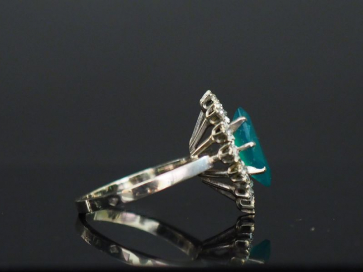 Bague marguerite, pierre verte, entourée de pierres à l'imitation du d