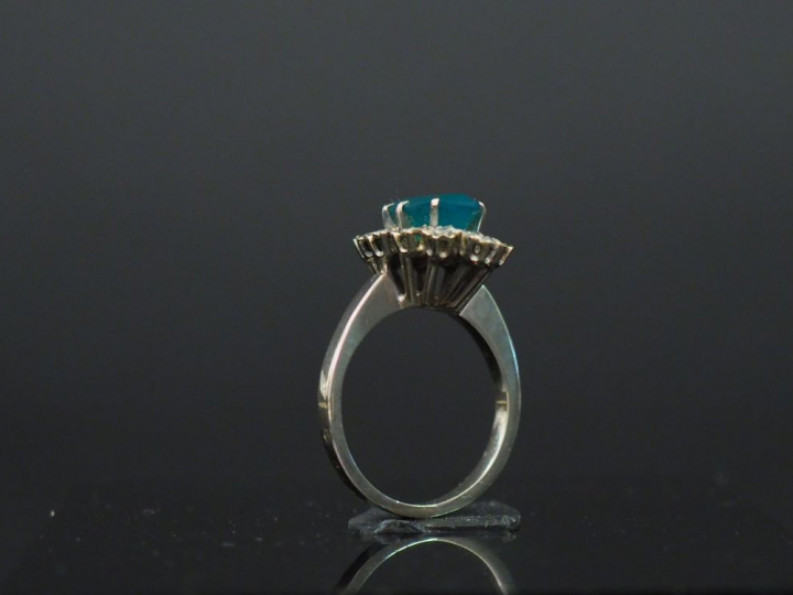 Bague marguerite, pierre verte, entourée de pierres à l'imitation du d