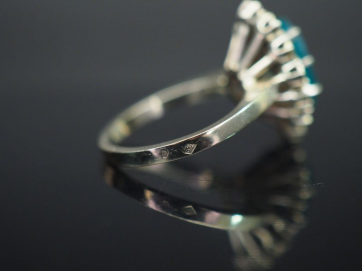 Bague marguerite, pierre verte, entourée de pierres à l'imitation du d