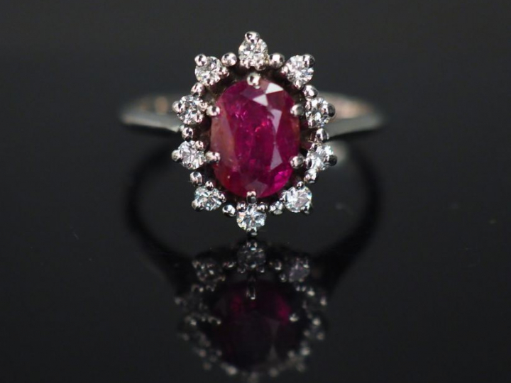 Bague marguerite rubis entouré de brillants.
