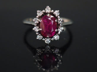 Vente aux enchères Bague marguerite rubis entouré de brillants.