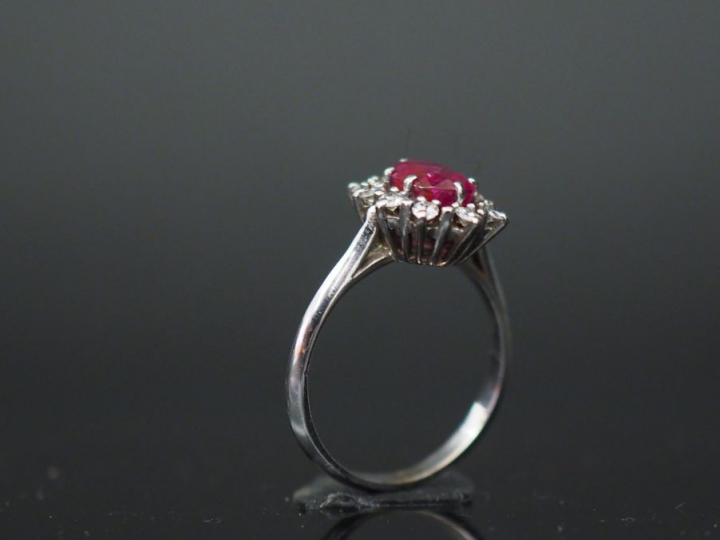 Bague marguerite rubis entouré de brillants.
