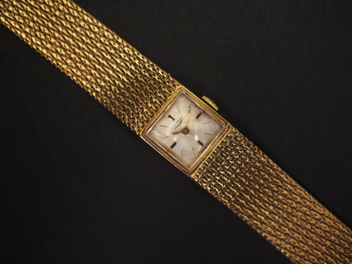 LONGINES. Montre de dame, boitier et bracelet or.  Poids tel. 40 g  av