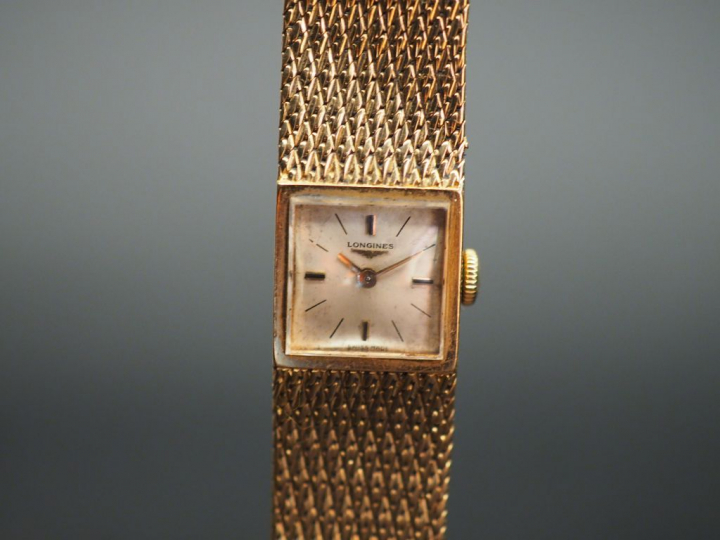 LONGINES. Montre de dame, boitier et bracelet or.  Poids tel. 40 g  av