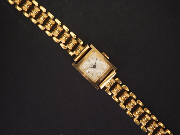 Montre de dame, boîtier et bracelet en or.  Poids tel. 20 g