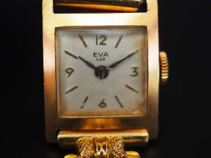 Montre de dame, boîtier et bracelet en or.  Poids tel. 20 g