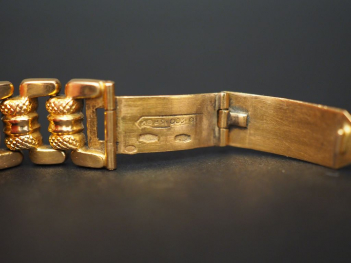 Montre de dame, boîtier et bracelet en or.  Poids tel. 20 g