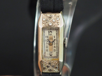 Vente aux enchères Montre de dame Art Déco, boitier en or blanc, bracelet en tissu.  Poid