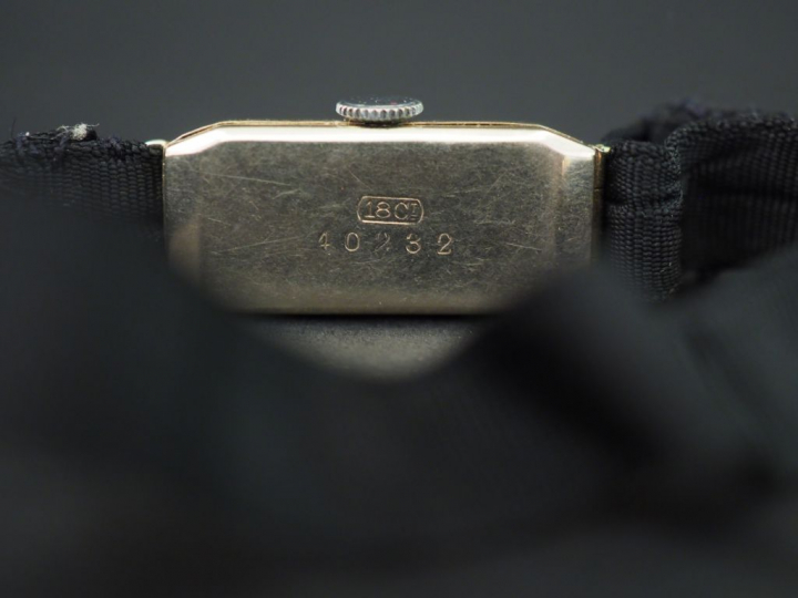 Montre de dame Art Déco, boitier en or blanc, bracelet en tissu.  Poid