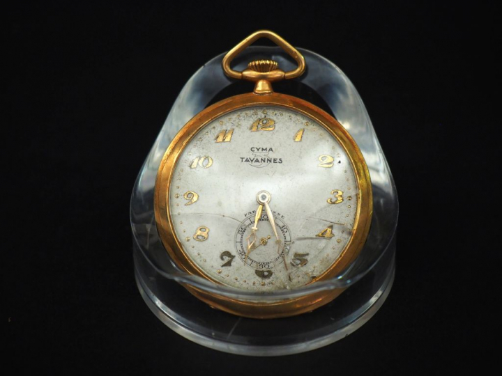 Montre de gousset en or. Cyma Tavannes. Verre accidenté.