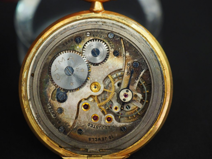 Montre de gousset en or. Cyma Tavannes. Verre accidenté.