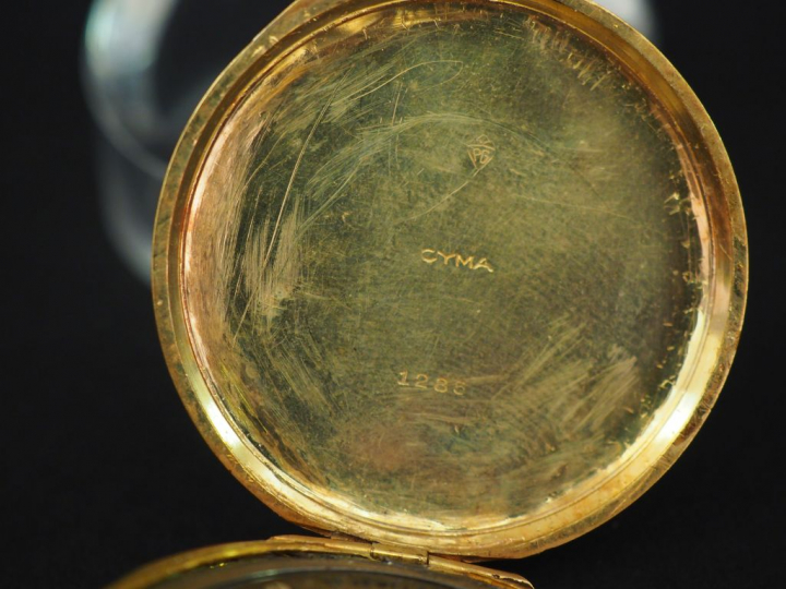 Montre de gousset en or. Cyma Tavannes. Verre accidenté.