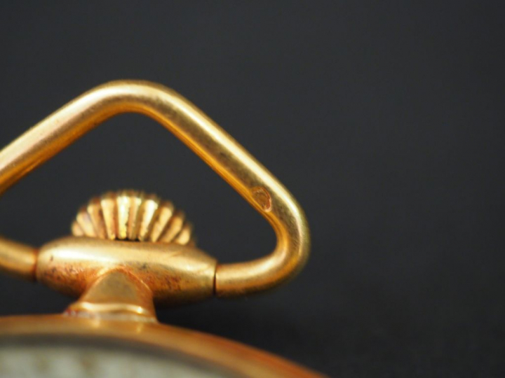 Montre de gousset en or. Cyma Tavannes. Verre accidenté.