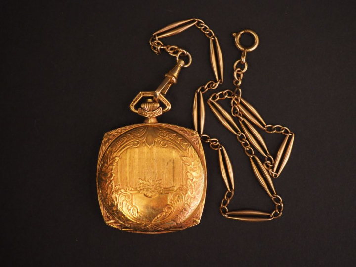 Montre aveugle et sa giletière en métal doré.