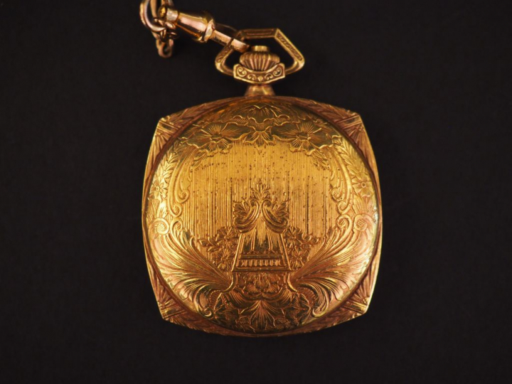 Montre aveugle et sa giletière en métal doré.