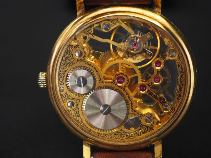 RICHELIEU. Montre squelette, bracelet cuir