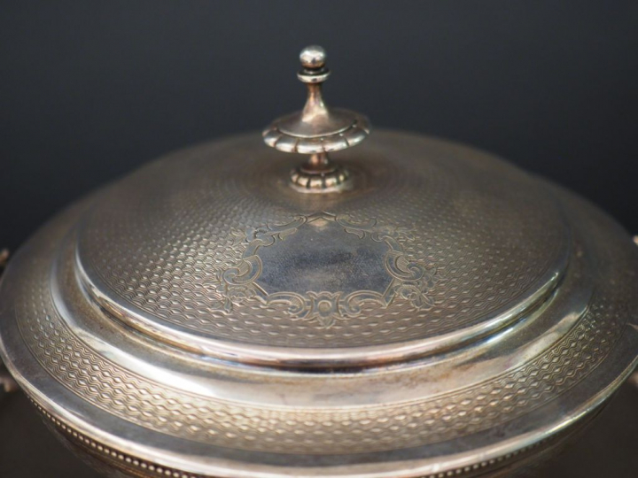 Sucrier et son présentoir Napoléon III en argent, poinçon Minerve.  Po