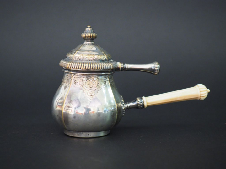 Réchaud de style Louis XIV en métal argenté, manche en ivoire tourné.