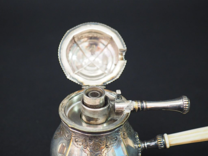 Réchaud de style Louis XIV en métal argenté, manche en ivoire tourné.