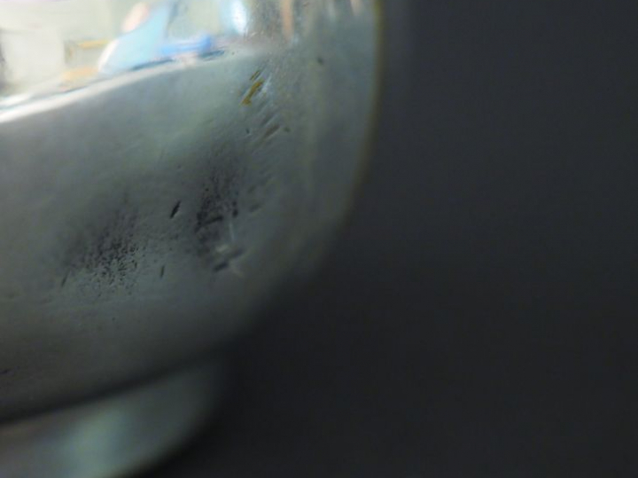 Réchaud de style Louis XIV en métal argenté, manche en ivoire tourné.