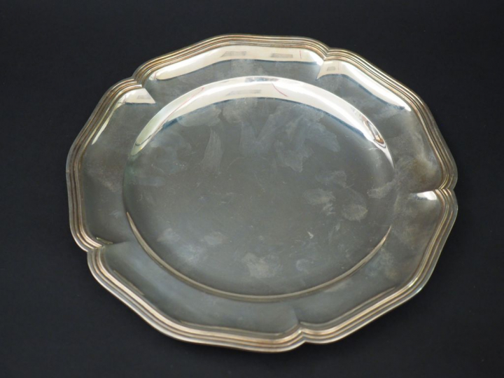 88.	Petit plat rond de style Louis XIV en argent, poinçon Minerve Poid