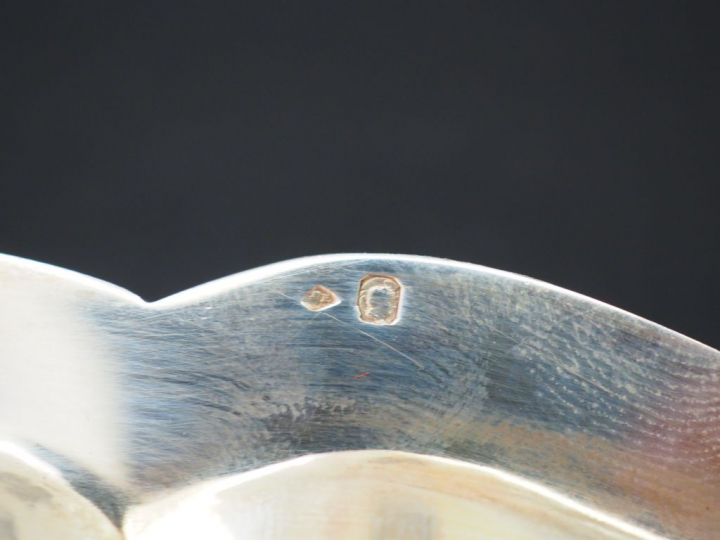 88.	Petit plat rond de style Louis XIV en argent, poinçon Minerve Poid