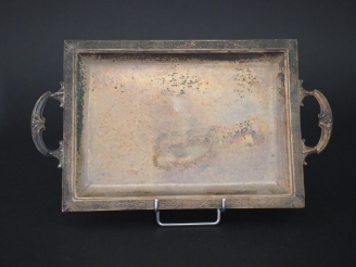 Vente aux enchères Plateau de style Louis XVI en argent, poinçon Minerve.  Poids : 265 g