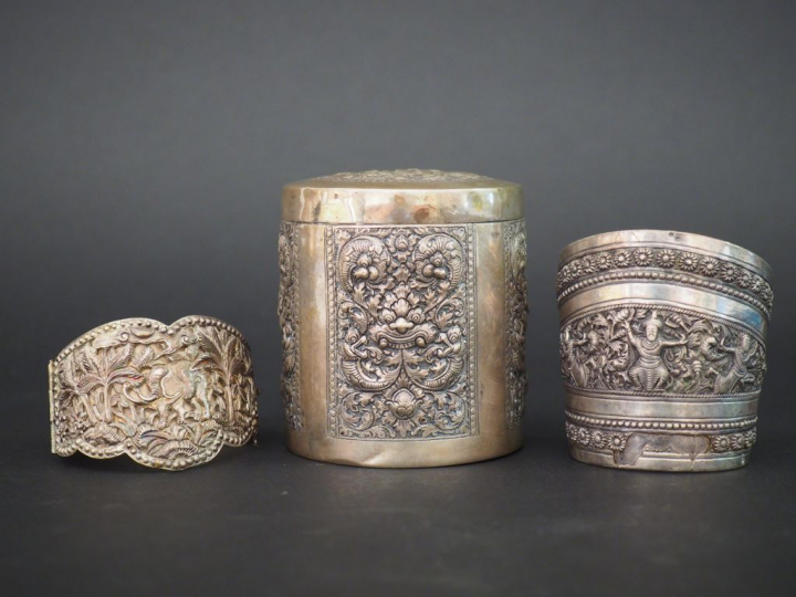 Boite cylindrique en argent, travail d'Asie du Sud-Est Poids : 90 g un