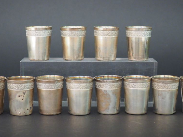 Douze verres à liqueur en argent, poinçon Minerve. Poids : 280 g