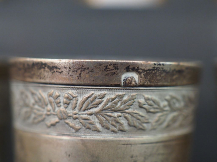 Douze verres à liqueur en argent, poinçon Minerve. Poids : 280 g