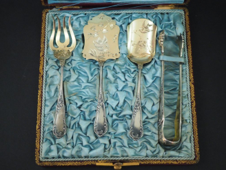 Vente aux enchères Service à douceurs quatre pièces, Napoléon III de style Rocaille en ar