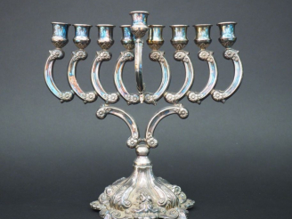Vente aux enchères Bougeoir en argent repoussé à décor de fleurs et de feuillages, éclair