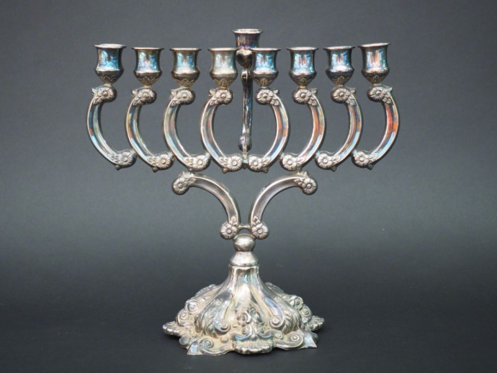Bougeoir en argent repoussé à décor de fleurs et de feuillages, éclair