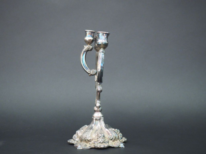 Bougeoir en argent repoussé à décor de fleurs et de feuillages, éclair