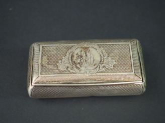 Vente aux enchères Boite Napoléon III en argent guilloché, à décor de cartouche monogramm