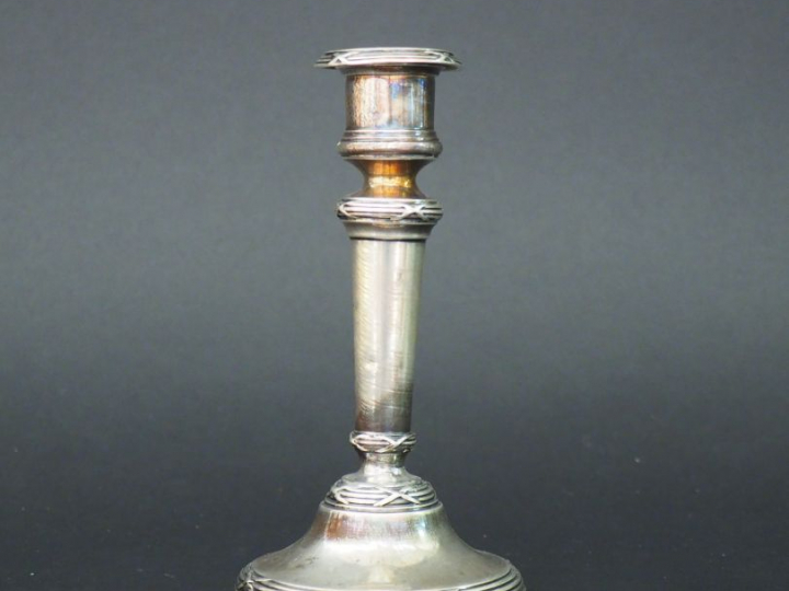 Bougeoir de style Louis XVI en argent, poinçon Minerve. Poids : 270 g