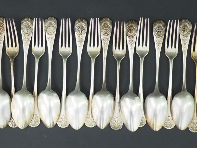 11 grands couverts en argent poinçon Minerve, modèle feuillagé et mono