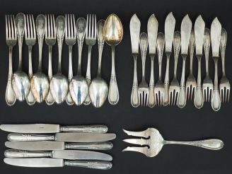 Vente aux enchères Partie de ménagère en argent, travail étranger, (800 mm) modèle feuill
