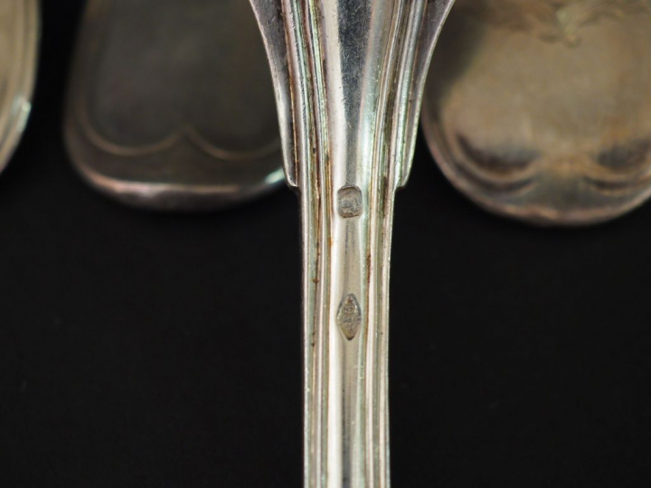 12 grands couverts en argent, poinçon Minerve, modèle au filet armorié