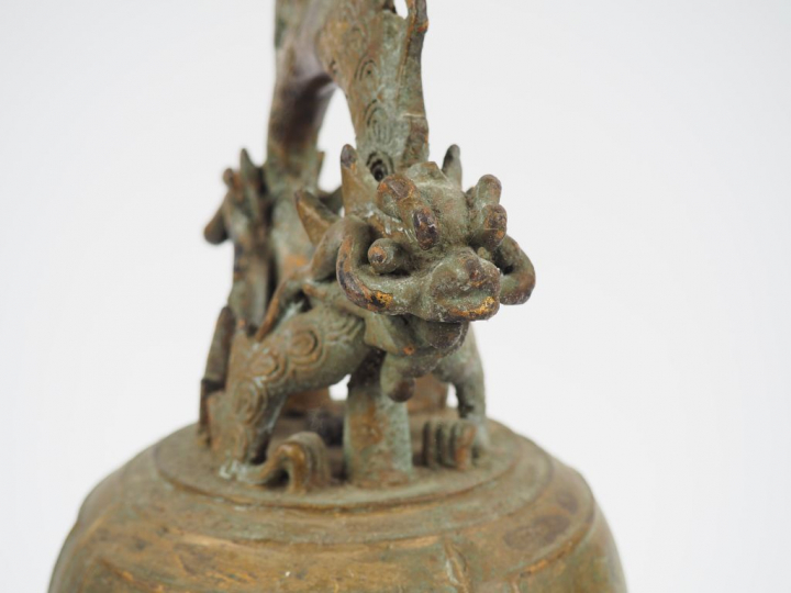 Cloche en bronze, prise surmontée de deux dragons. Indochine, Xxème si