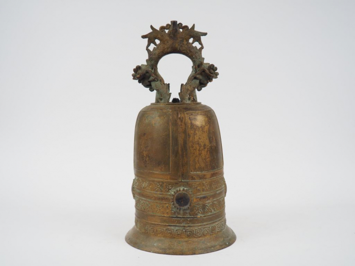Cloche en bronze, prise surmontée de deux dragons. Indochine, Xxème si