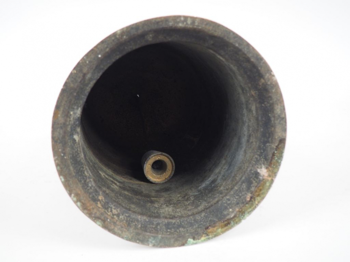 Cloche en bronze, prise surmontée de deux dragons. Indochine, Xxème si