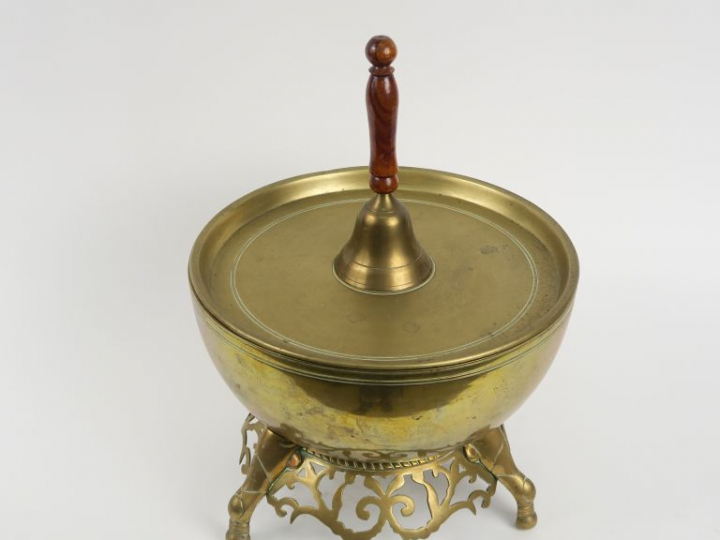 Bol et cloche en bronze.  Vietnam, vers 1920. Dim. 35 x 25 cm.